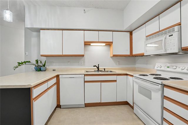 2824 Triple Crown Ln Unit 5, Iowa City, IA 52340
