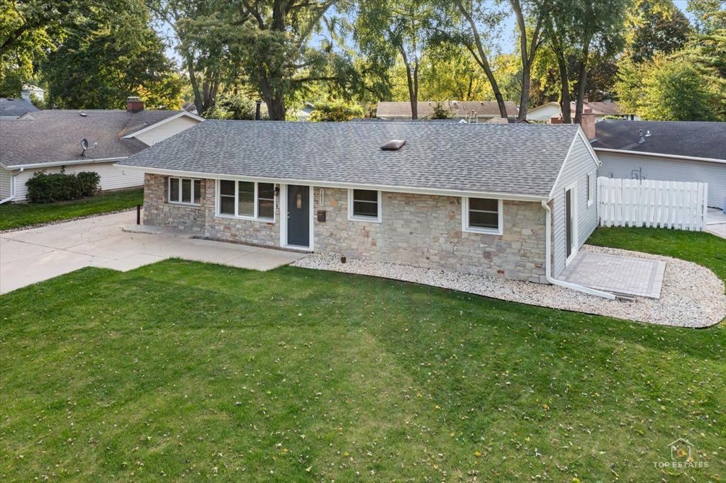 1831 WEDGEWOOD Lane, Schaumburg, IL 60193 — photo 5