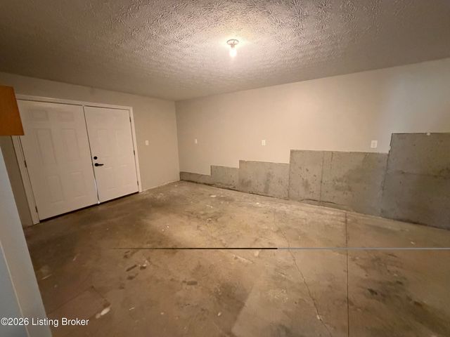 203 Deep Creek Dr, Shepherdsville, KY 40165