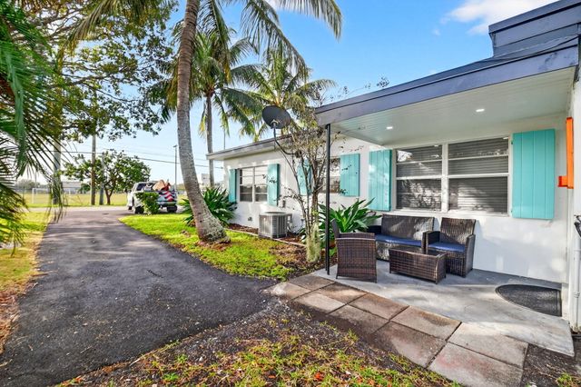 325 E Decarie Street, Delray Beach, FL 33444