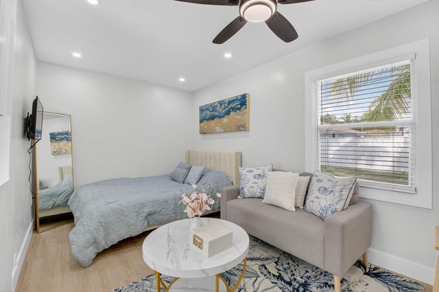 325 E Decarie Street, Delray Beach, FL 33444