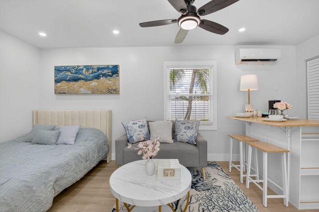 325 E Decarie Street, Delray Beach, FL 33444