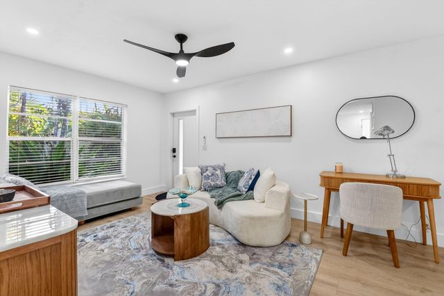 325 E Decarie Street, Delray Beach, FL 33444