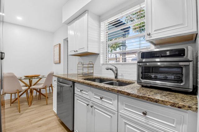 325 E Decarie Street, Delray Beach, FL 33444