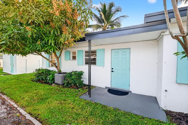 325 E Decarie Street, Delray Beach, FL 33444