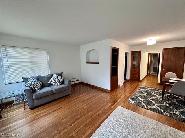 1093 N Main Street, Akron, OH 44310