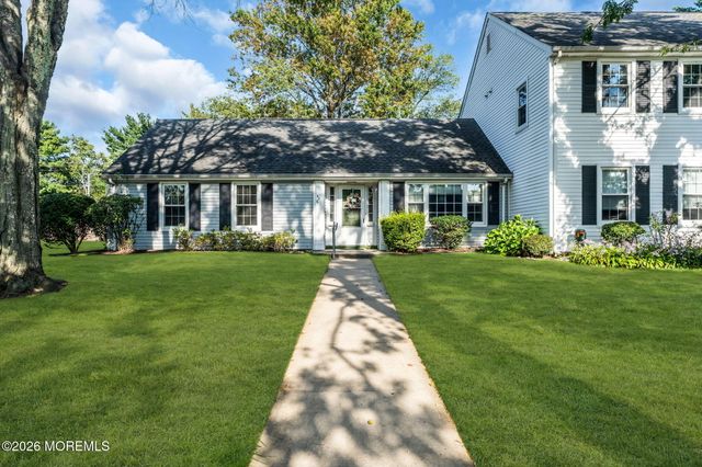 57 Fairfield Lane E, Monroe, NJ 08831