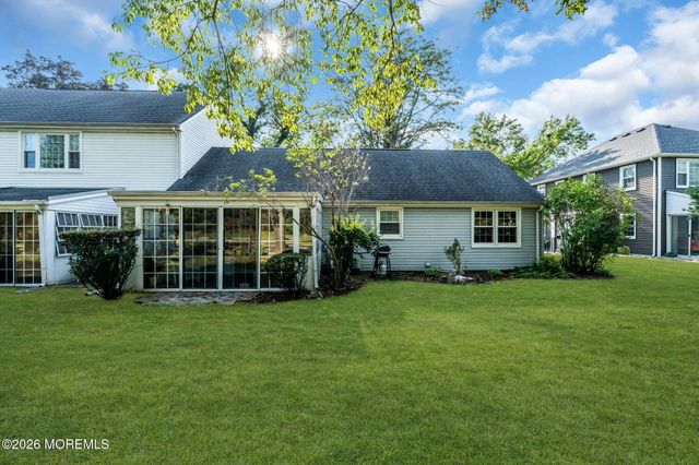 57 Fairfield Lane E, Monroe, NJ 08831