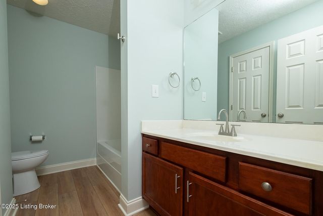 8815 Eli Dr, Louisville, KY 40291