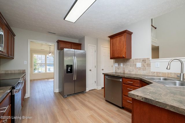 8815 Eli Dr, Louisville, KY 40291