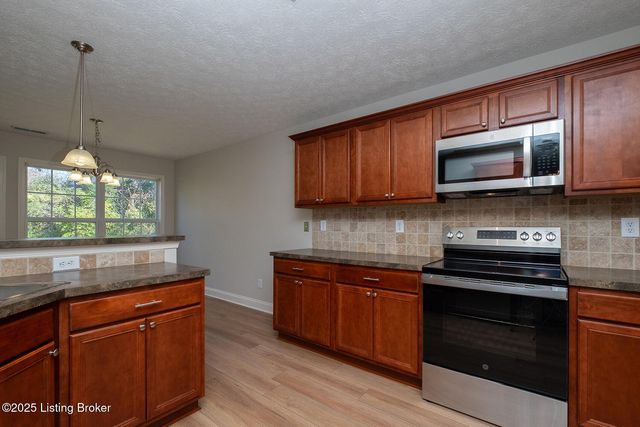 8815 Eli Dr, Louisville, KY 40291