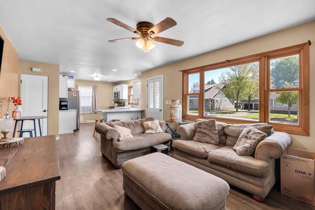 1009 S PEARL STREET, New London, WI 54961