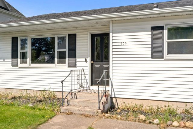 1009 S PEARL STREET, New London, WI 54961
