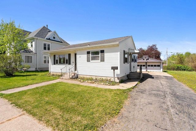 1009 S PEARL STREET, New London, WI 54961