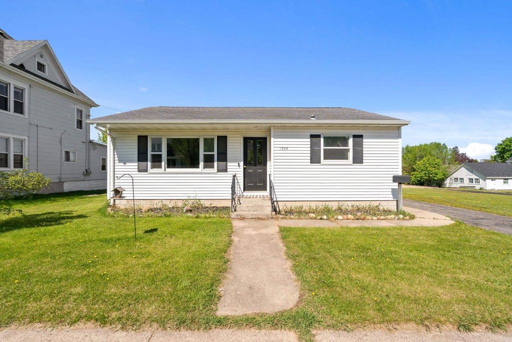 1009 S PEARL STREET, New London, WI 54961