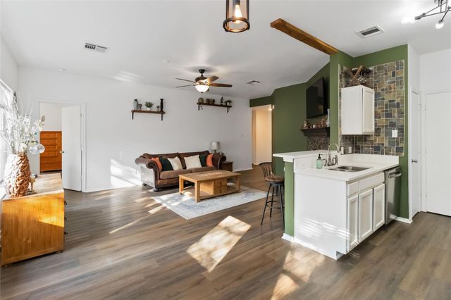 106 Shadow Wood TRL, Cedar Creek, TX 78612