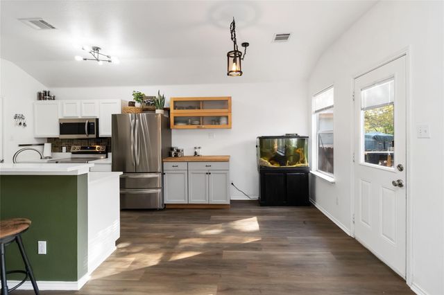 106 Shadow Wood TRL, Cedar Creek, TX 78612