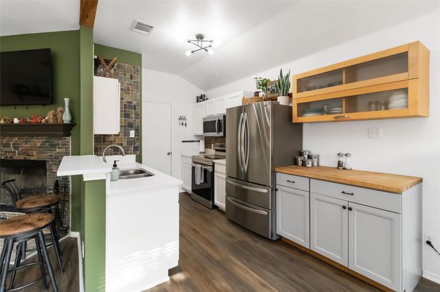 106 Shadow Wood TRL, Cedar Creek, TX 78612