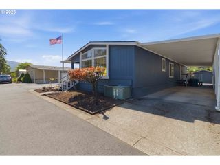 318 PEACOCK Ln, Kelso, WA 98626