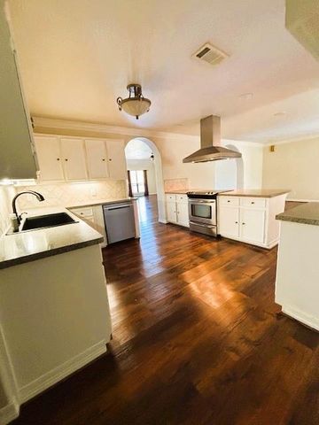 318 Ridgewood Road, Goodrich, TX 77335