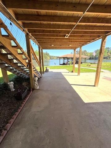 318 Ridgewood Road, Goodrich, TX 77335