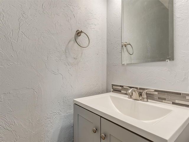 8125 Willow Creek Boulevard, Oklahoma City, OK 73162