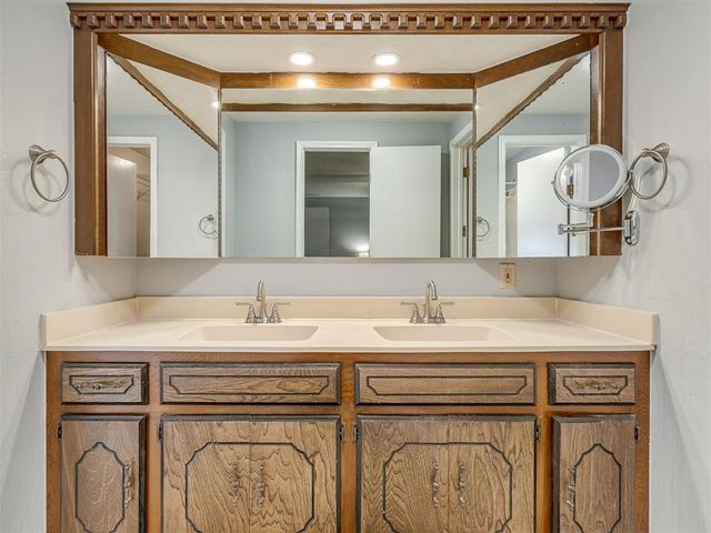 8125 Willow Creek Boulevard, Oklahoma City, OK 73162