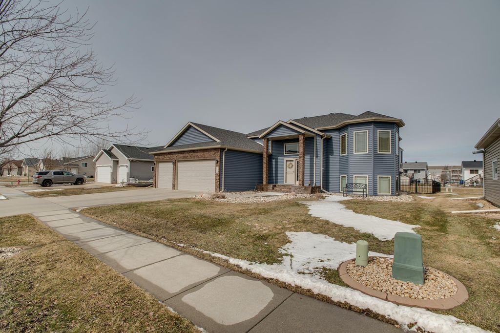 1610 42nd Avenue S, Moorhead, MN 56560