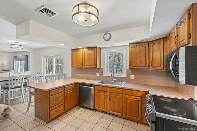 123 9th Avenue, Holtsville, NY 11742