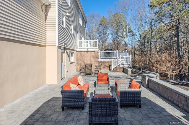 123 9th Avenue, Holtsville, NY 11742