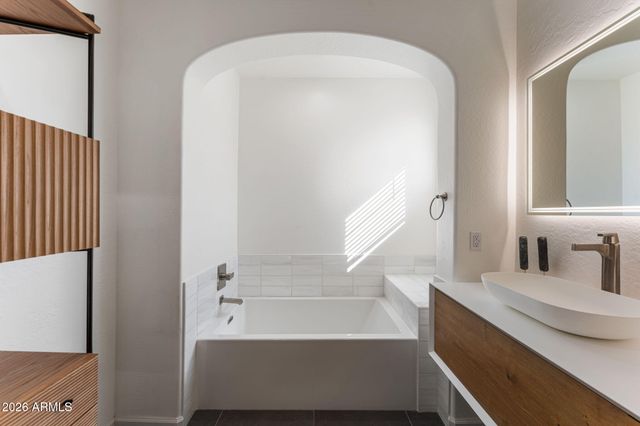 18650 N THOMPSON PEAK Parkway 2074, Scottsdale, AZ 85255