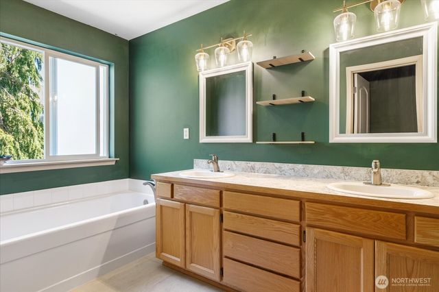 160 NE Melrose Drive, Oak Harbor, WA 98277