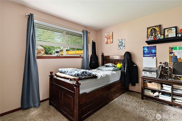 15902 Woodland Avenue E, Puyallup, WA 98375