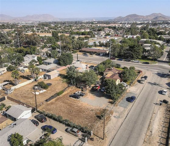 17788 San Bernardino, Fontana, CA 92335