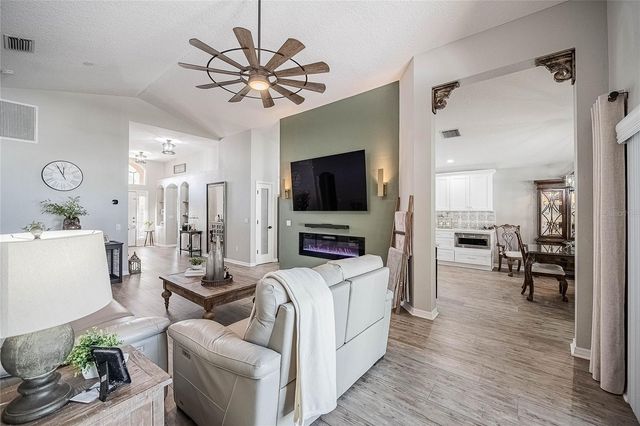 2524 SIENA WAY, Valrico, FL 33596