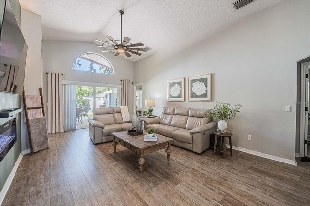 2524 SIENA WAY, Valrico, FL 33596