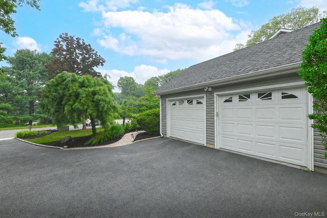 2 Buckingham Meadow Road, East Setauket, NY 11733