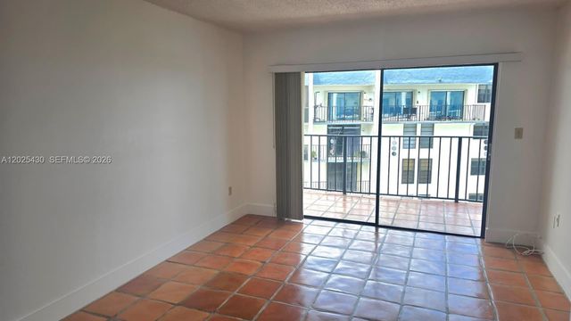 9688 Fontainebleau Blvd 702, Miami, FL 33172