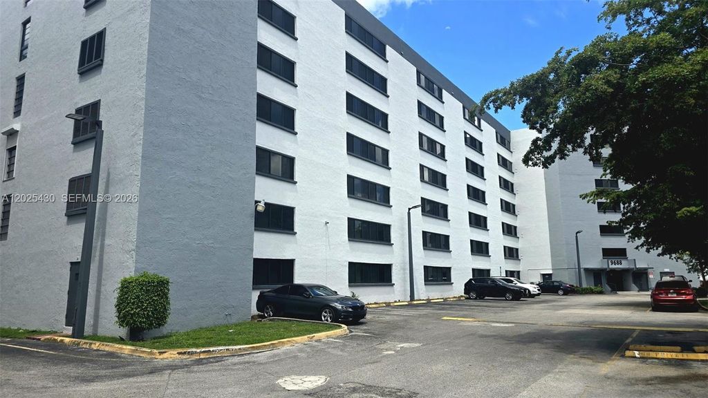 9688 Fontainebleau Blvd 702, Miami, FL 33172