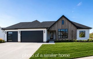13 Viola Drive, Leclaire, IA 52753