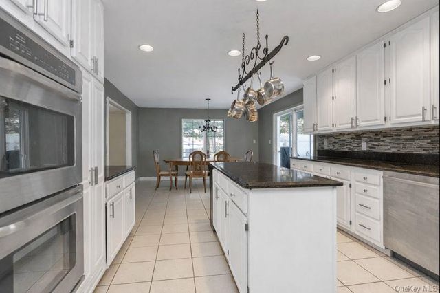 39 Fleets Cove Road, Huntington, NY 11743