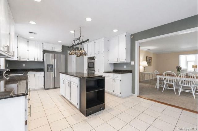 39 Fleets Cove Road, Huntington, NY 11743