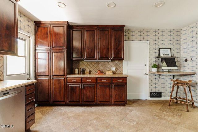 2061 N Roosevelt Avenue, Altadena, CA 91001