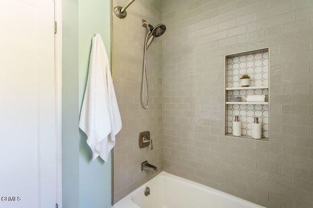 2061 N Roosevelt Avenue, Altadena, CA 91001