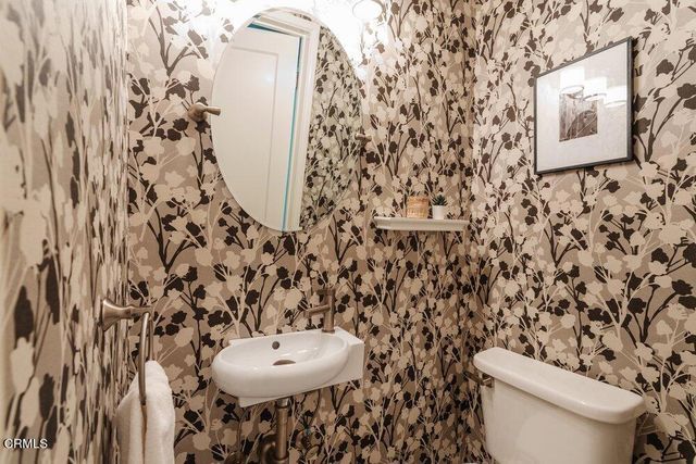 2061 N Roosevelt Avenue, Altadena, CA 91001