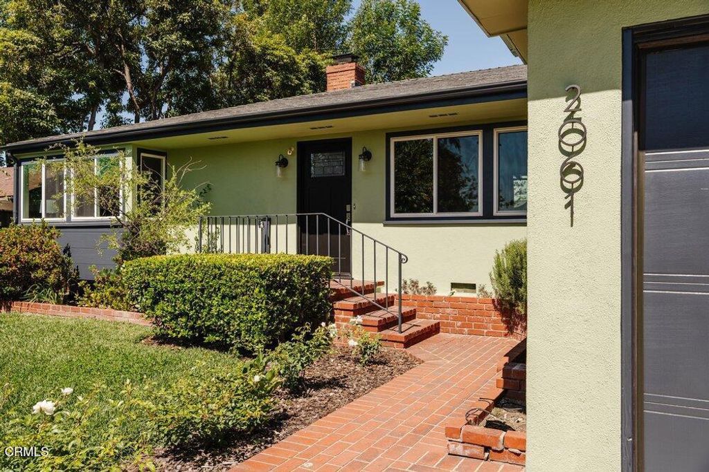 2061 N Roosevelt Avenue, Altadena, CA 91001