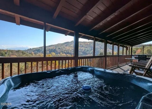 3160 White Falcon Way, Pigeon Forge, TN 37863