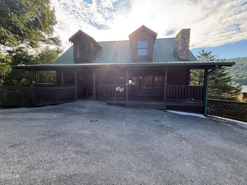 3160 White Falcon Way, Pigeon Forge, TN 37863
