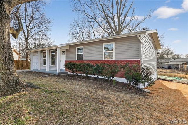 1077 Armada Court, Florissant, MO 63031