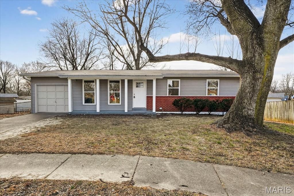 1077 Armada Court, Florissant, MO 63031